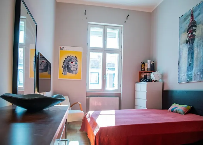 Stylishly Redecorated In Great Location Lägenhet