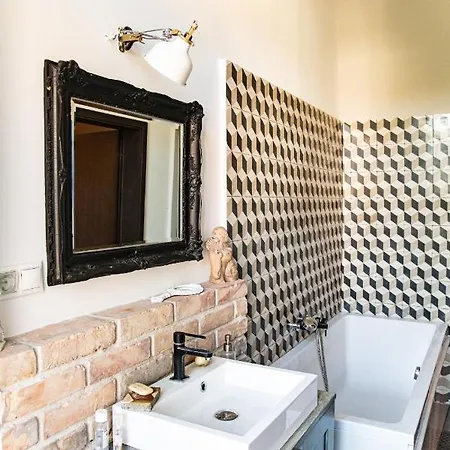 Stylishly Redecorated In Great Location Daire Budapeşte