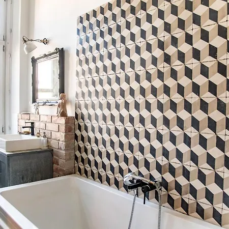 Daire Stylishly Redecorated In Great Location