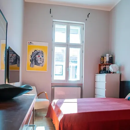 Stylishly Redecorated In Great Location Apartament